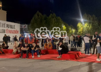 Protestuesit nisin të mblidhen para Qeverisë
