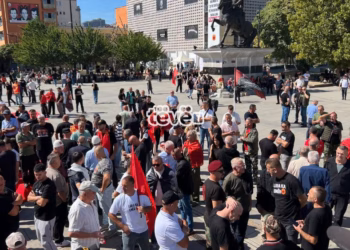 Para protestës së orës 12:00, nis grumbullimi i qytetarëve e veteranëve në Prishtinë