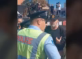 “Uniformën e kemi paguar me gjak” – Kalimi i rrugës nga Aida Dërguti shkakton përplasje verbale mes protestuesve dhe Policisë