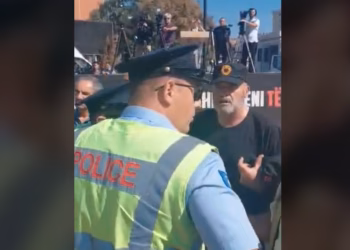 “Uniformën e kemi paguar me gjak” – Kalimi i rrugës nga Aida Dërguti shkakton përplasje verbale mes protestuesve dhe Policisë