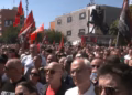 “UÇK, UÇK!”, thirrjet e mijëra protestuesve jehojnë në sheshin e Prishtinës