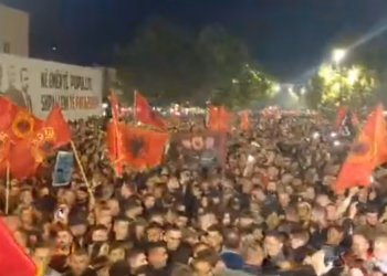Shpërndahen protestuesit në shesh, përfundon protesta