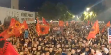 Shpërndahen protestuesit në shesh, përfundon protesta