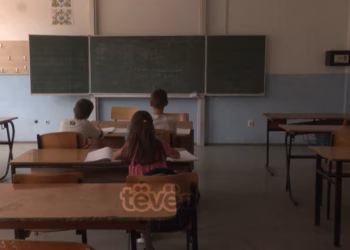 Vonesat në zëvendësime, nxënësit e një klase në shkollën “Pavarësia” mbesin jashtë bankave shkollore