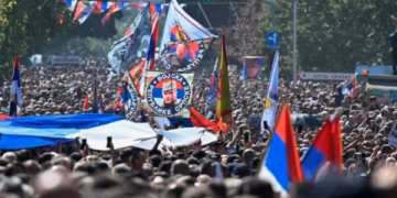 Nga ministrat te ‘Ujqërit e Natës’: Kush iu bashkua varrimit të kriminelit të dënuar Ratko Mlladiq në Beograd