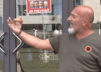 “Janë ra klloqkë qe dy mandate” – Veterani i UÇK-së vendos vezë për secilin deputetë të pushtetit