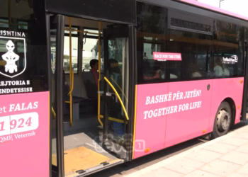 Autobusi rozë rikthehet në Prishtinë: Thirrje për mamografi dhe ndërgjegjësim për kancerin e gjirit