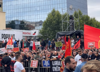 Sheshi “Skënderbeu” mbushet me qytetarë, nis grumbullimi për “Marshin për Liri”