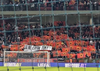 “Jo në emrin tim”, tifozët “Kuq e Zi” dërgojnë mesazh për ish-krerët e UÇK-së gjatë përballjes Shqipëri – Bjellorusi