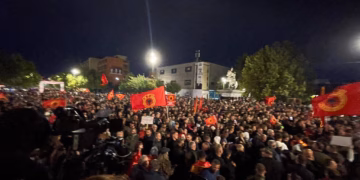 Nata e 11-të e protestave në Prishtinë, mijëra qytetarë tubohen në sheshin “Skënderbeu” në Prishtinë