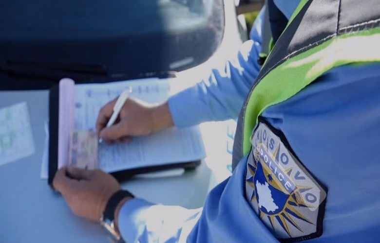 Policia shqipton mbi 1 mijë e 800 tiketa trafiku, 18 persona arrestohen