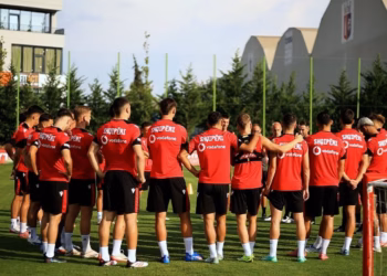 Kombëtarja e Shqipërisë e fton për herë të parë futbollistin që aktivizohet në Skoci