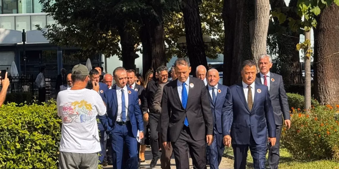 Shqipëri: Deputetët e PD-së drejt Kuvendit me stemën e UÇK-së të ‘gdhendur’ në kostume