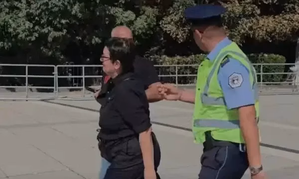 Suspendohet zyrtari i trafikut pas incidentit me Aida Dërgutin