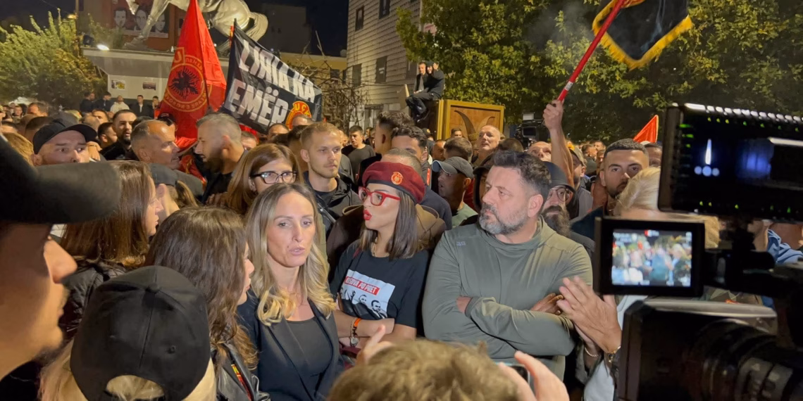 Disa deputetë të Kuvendit të Kosovës i bashkohen protestuesve para ndërtesës së Qeverisë