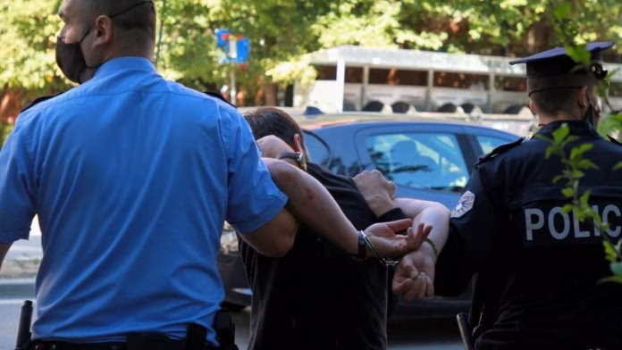 Tentoi t’i ikë patrullës policore, një shofer godet një polic në Zubin Potok