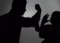 Vëllai rrah motrën në Prishtinë, i dyshuari është në arrati