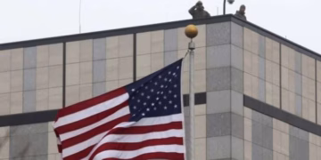 Ambasada amerikane njofton stafin për protestën: Shmangni Sheshin Skënderbej dhe zonat përreth