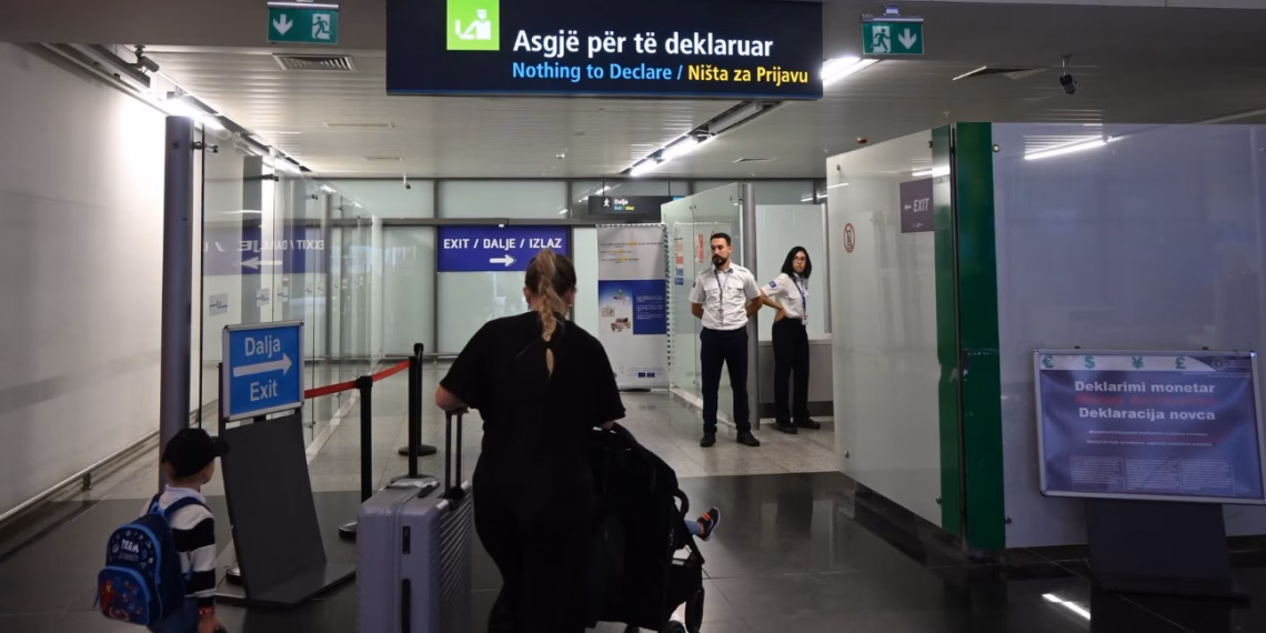 Dogana  e Kosovës me njoftim për udhëtarët në Aeroport: Mallrat mbi 430 euro duhet të deklarohen