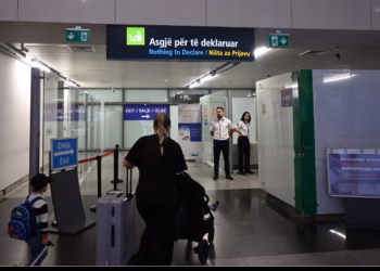 Dogana  e Kosovës me njoftim për udhëtarët në Aeroport: Mallrat mbi 430 euro duhet të deklarohen