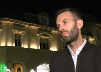 Rrahmani në protestën para Qeverisë: Vendimi i Speciales i padrejtë, PDK-ja po shqyrton veprimet juridike