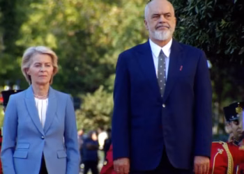 Presidentja e Komisionit Europian mbërrin në Tiranë, Von der Leyen pritet nga Edi Rama në Kryeministri