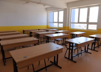 Punëtorët teknikë të shkollave në Prishtinë në grevë, kërkojnë pagat e papaguara