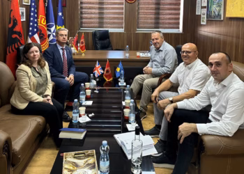 Ambasadori britanik takohet me drejtuesit e OVL-UÇK-së