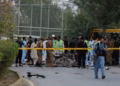 Masakër në Pakistan/ Makina e mbushur me eksploziv përplaset në një xhami, humbin jetën të paktën 16 persona, mes tyre pesë policë