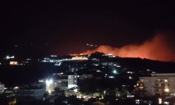 Dyshohet se kanë lidhje me zjarrin masiv që përfshiu Himarën, Policia në Shqipëri shoqëron tre persona