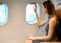 Pse asistentët e fluturimit ju kërkojnë të ngrini perden në dritaren e aeroplanit para nisjes dhe gjatë aterimit