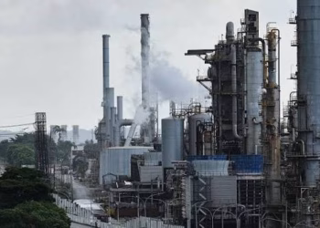 Venezuela nënshkruan marrëveshje të mëdha energjetike me Chevron dhe Eni