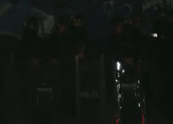 Protestuesit zhvendosen para objektit të EULEX-it, hidhen gurë dhe mjete piroteknike
