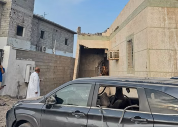 Një raketë huthi plagos dy persona dhe dëmton një xhami në rajonin e Jazanit, thotë Arabia Saudite