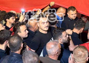 Klestor Veseli, djali i Kadri Veselit, dhe Endrit Thaçi, djali i Hashim Thaçit, ndodhen në mesin e mijëra protestuesve në Prishtinë