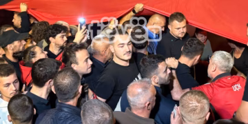 Klestor Veseli, djali i Kadri Veselit, dhe Endrit Thaçi, djali i Hashim Thaçit, ndodhen në mesin e mijëra protestuesve në Prishtinë