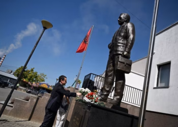 Kurti bën homazhe te shtatorja e Heroit të Kosovës, Xhavit Haziri
