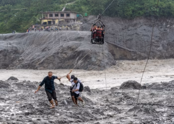 Vazhdojnë kërkimet për të mbijetuar në Nepal, ndërsa viktimat nga përmbytjet kalojnë 1,200