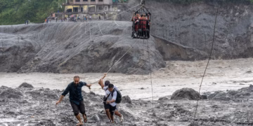 Vazhdojnë kërkimet për të mbijetuar në Nepal, ndërsa viktimat nga përmbytjet kalojnë 1,200