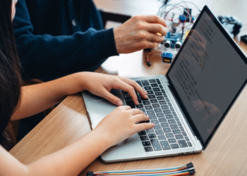 New Yorku ndalon përdorimin e inteligjencës artificiale në shkollat publike deri në klasën e 8-të