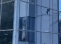 Hidhen gurë drejt objektit të Qeverisë nga protestuesit