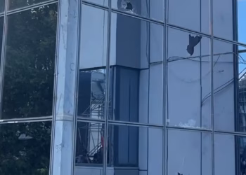 ​Hidhen gurë drejt objektit të Qeverisë nga protestuesit
