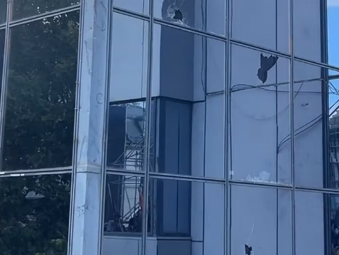 Hidhen gurë drejt objektit të Qeverisë nga protestuesit