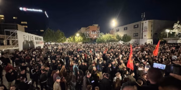 Numër i madh i qytetarëve edhe në natën e 8-të protestës kundër vendimi të Speciales