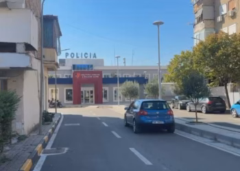 Përdhunoi dhe grabiti 70 vjeçaren, shpallet në kërkim 43 vjeçari në Vlorë