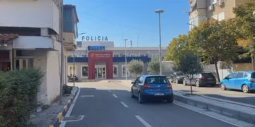 Përdhunoi dhe grabiti 70 vjeçaren, shpallet në kërkim 43 vjeçari në Vlorë