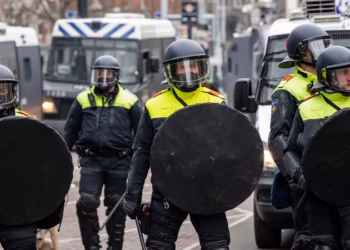 Policia holandeze: Dy protestues të arrestuar, një zyrtar i lënduar në Hagë