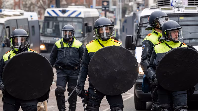 Policia holandeze: Dy protestues të arrestuar, një zyrtar i lënduar në Hagë