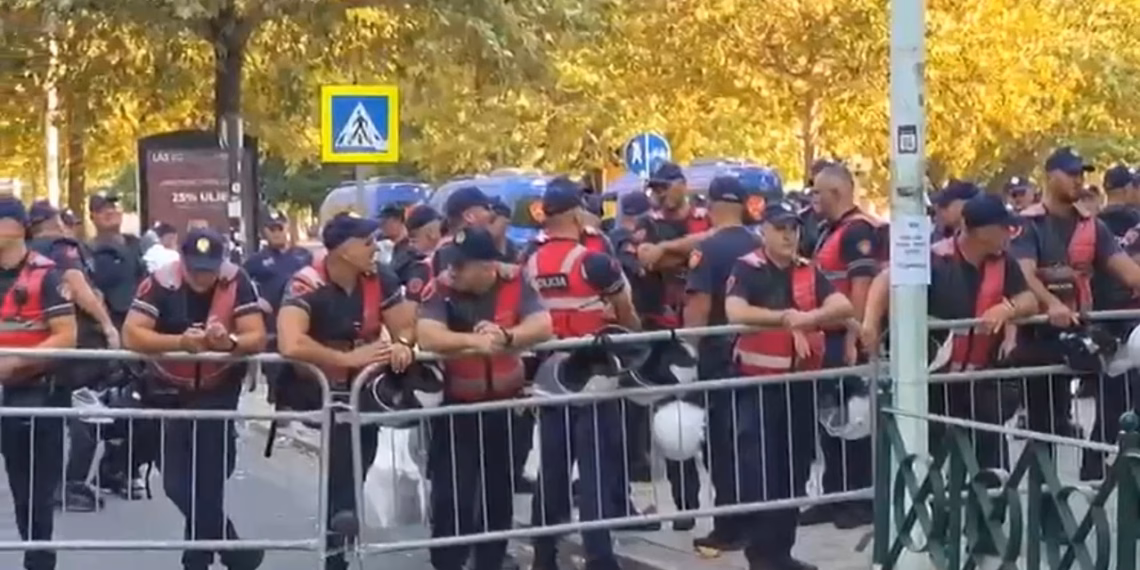 Nis sesioni parlamentar, Policia shton masat e sigurisë pranë Kuvendit të Shqipërisë