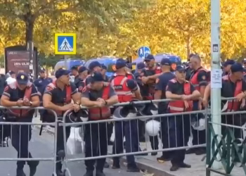 Nis sesioni parlamentar, Policia shton masat e sigurisë pranë Kuvendit të Shqipërisë